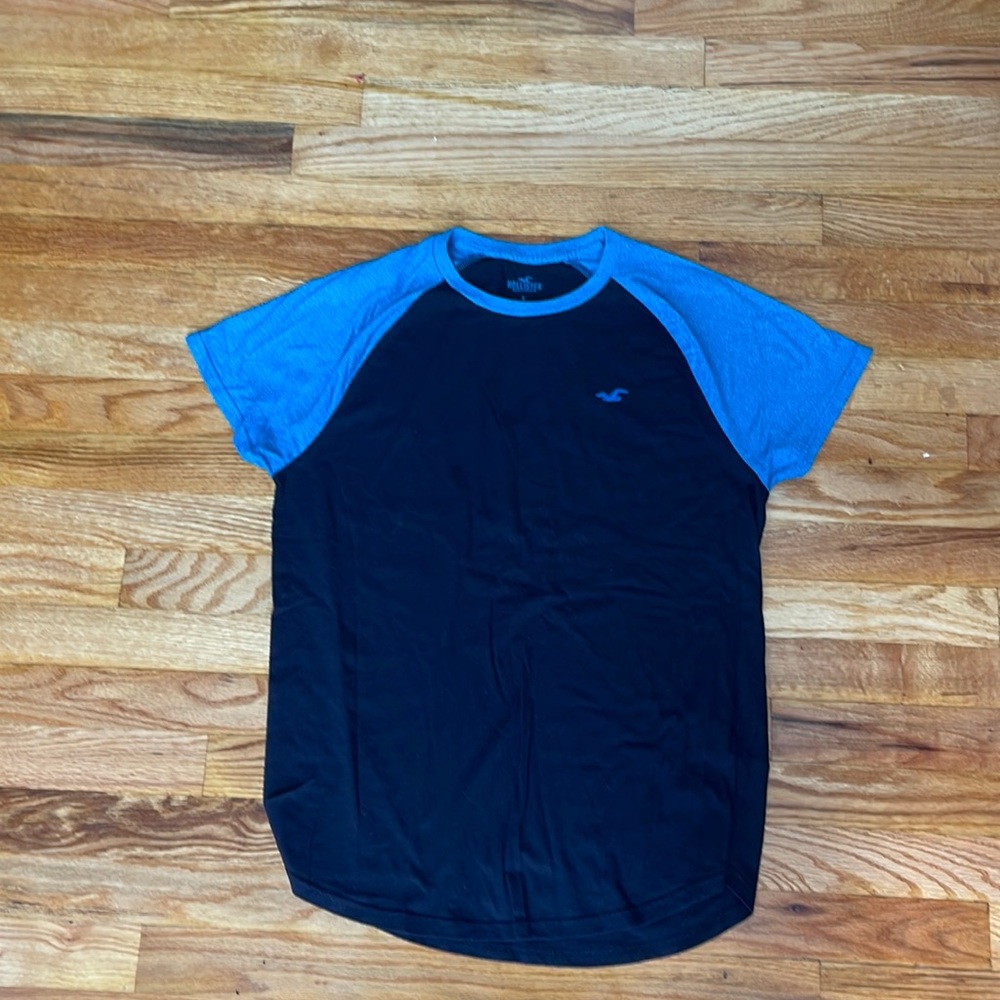 Hollister blue and black t-shirt